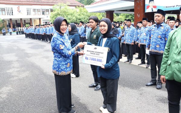 Pemkab Bojonegoro Salurkan Beasiswa