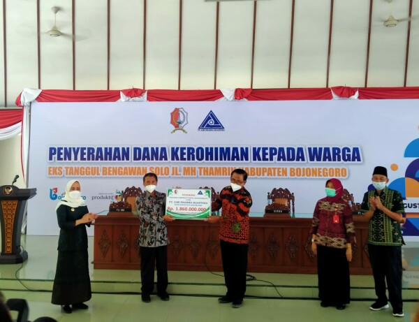 Pemkab Bojonegoro Serahkan Rp 1,8 Miliar Untuk 83 Pemilik Bangunan
