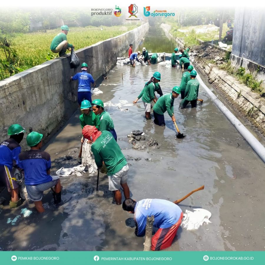 Pemkab Bojonegoro Terjunkan 90 Petugas Bersihkan Saluran Air (afvoer) Tiap Hari   
