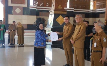 Pemkab Tuban Serahkan 42 SK Pengangkatan PNS