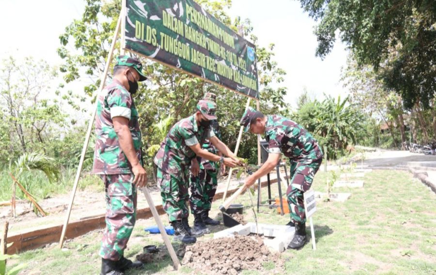 Penanaman pohon oleh Kas Koarmada II, menandai berakhirnya TMMD 114 Kodim 0812 Lamongan