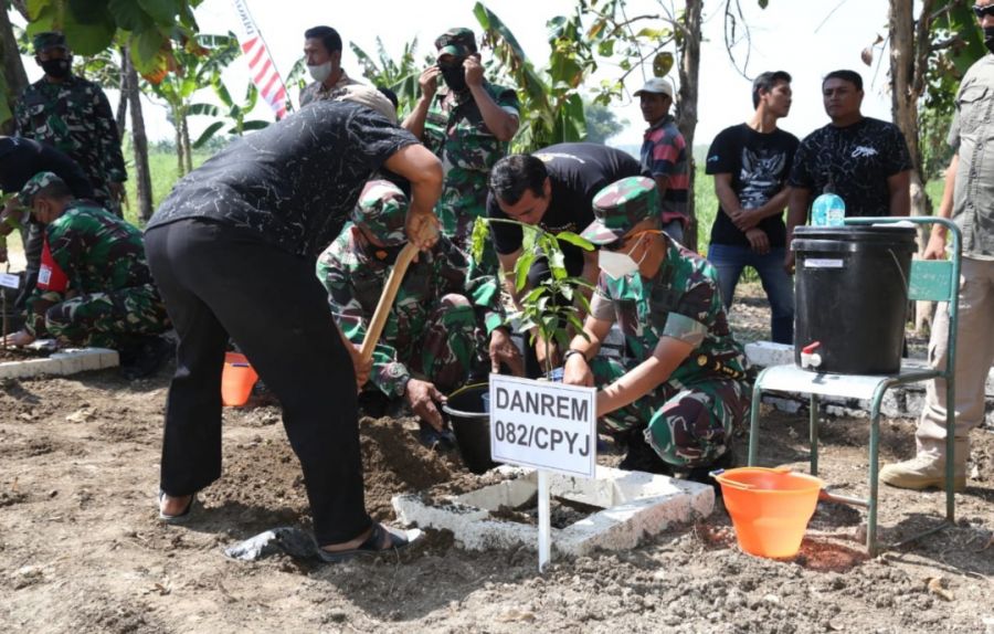 Penanaman pohon secara Simbolis setelah Pembukaan TMMD ke 114 di Desa Tunggunjagir