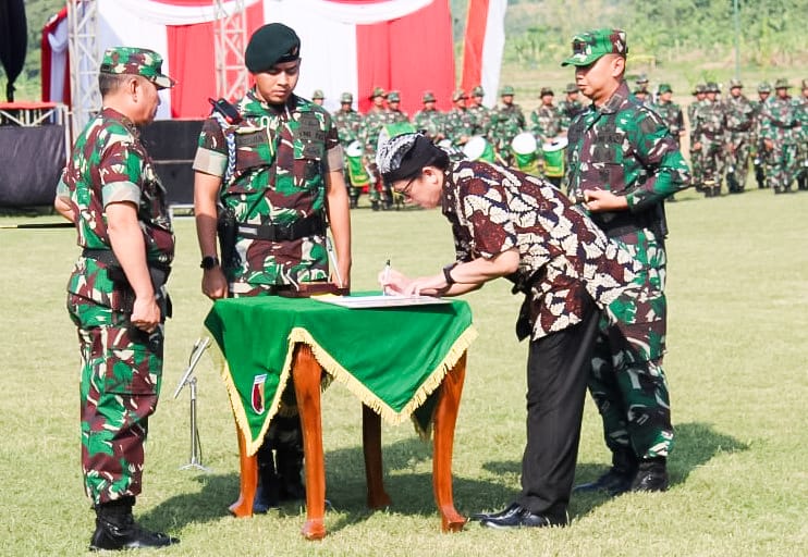 Penandatanganan Naskah Serah Terah Hasil Program Tandai Penutupan Kegiatan TMMD 120 Kodim Bojonegoro