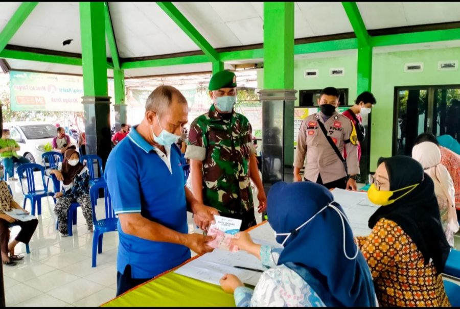Pendampingan Penyaluran BLT-DD, Ini Imbauan Babinsa 0813/01 Koramil Kauman Bojonegoro