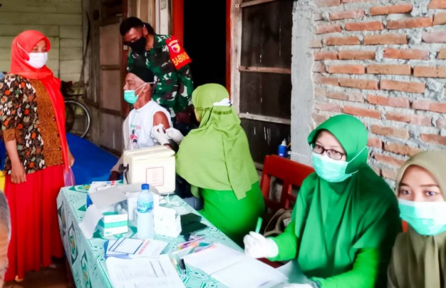 Pendampingan Vaksinasi Lansia, Babinsa Kodim 0813 Bojonegoro berikan Rasa Nyaman