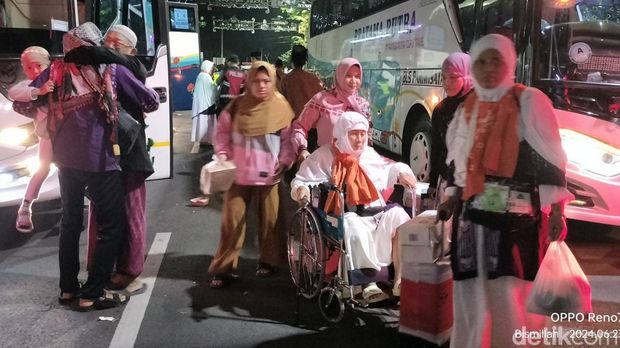 Pendopo Pemkab Bojonegoro Penuh Haru-Suka Cita Keluarga Sambut Kepulangan Haji