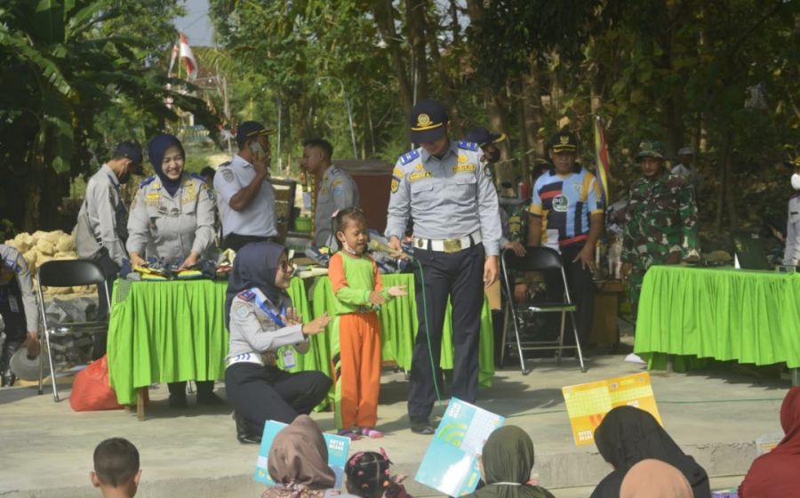 Pengenalan Lalu Lintas dalam Program Nonfisik kepada Siswa PAUD di Lokasi TMMD ke 114