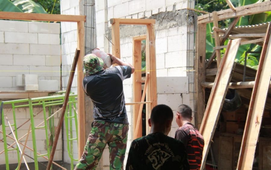 Pengerjaan RTLH di Lokasi TMMD 114 Gunakan Kayu Berkualitas untuk kusen pintu dan jendela