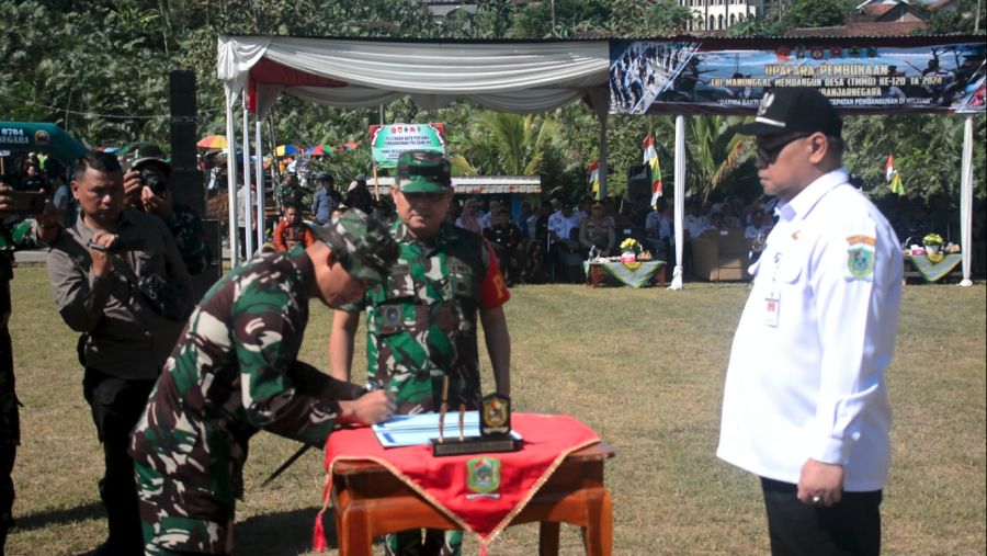 Pentingnya Kemanunggalan TNI-Rakyat Disoroti oleh Danrem pada Pembukaan TMMD Reguler ke-120
