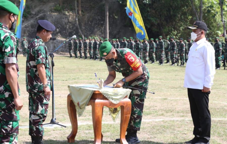 Penutupan TMMD ke-114, Dandim 0812 Serahkan berita Acara kepada Kepala Dinas PMD