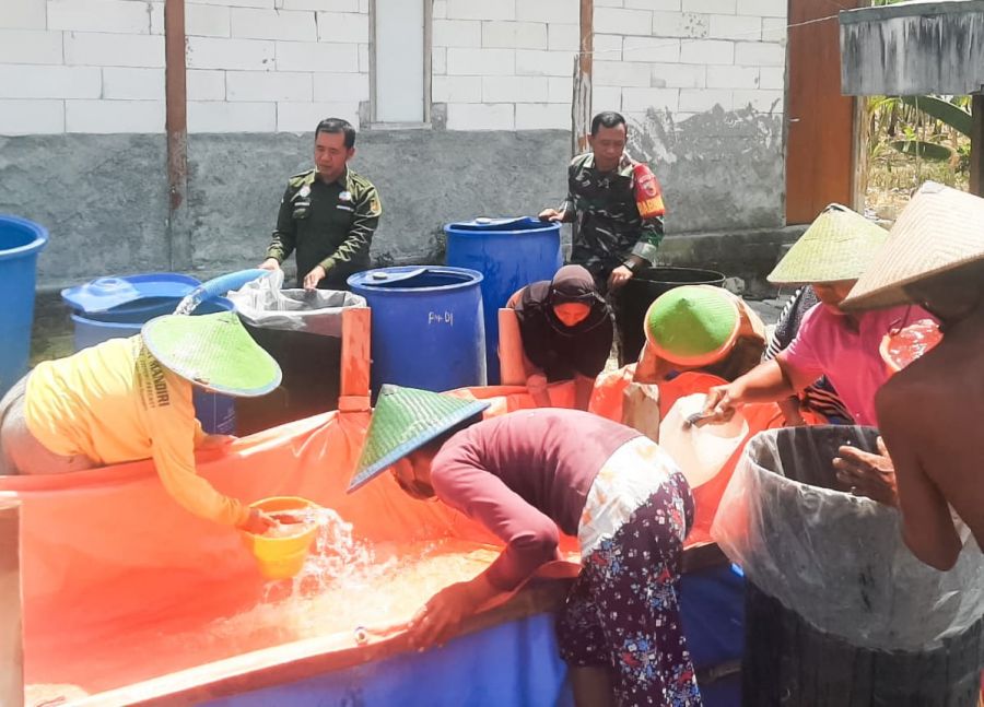 Penyaluran 20 ribu liter Air Bersih Kodim 0813 Bojonegoro di Desa Nganti di Kawal Babinsa Ngraho