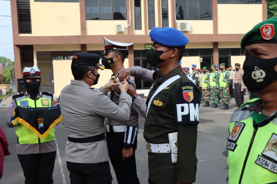 Penyematan Pita Oleh Kapolres Bojonegoro, Tanda Operasi Patuh Semeru 2022 Dimulai