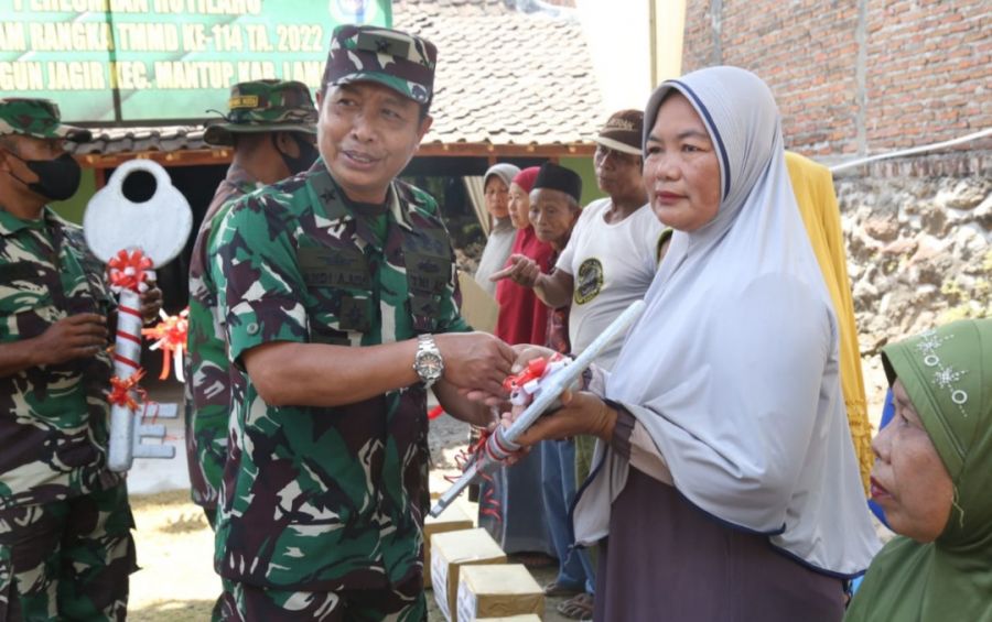Penyerahan kunci secara simbolis kepada penerima RTLH 
