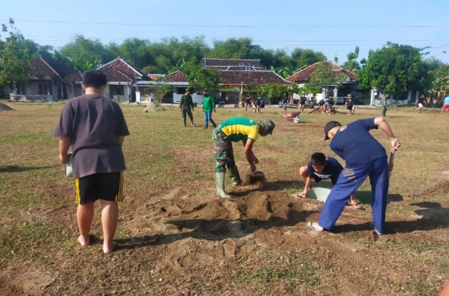 Perawatan Lapangan Bola Desa Majasto, Semua Elemen masyarakat Bantu Satgas TMMD Reg 112 Kodim 0726