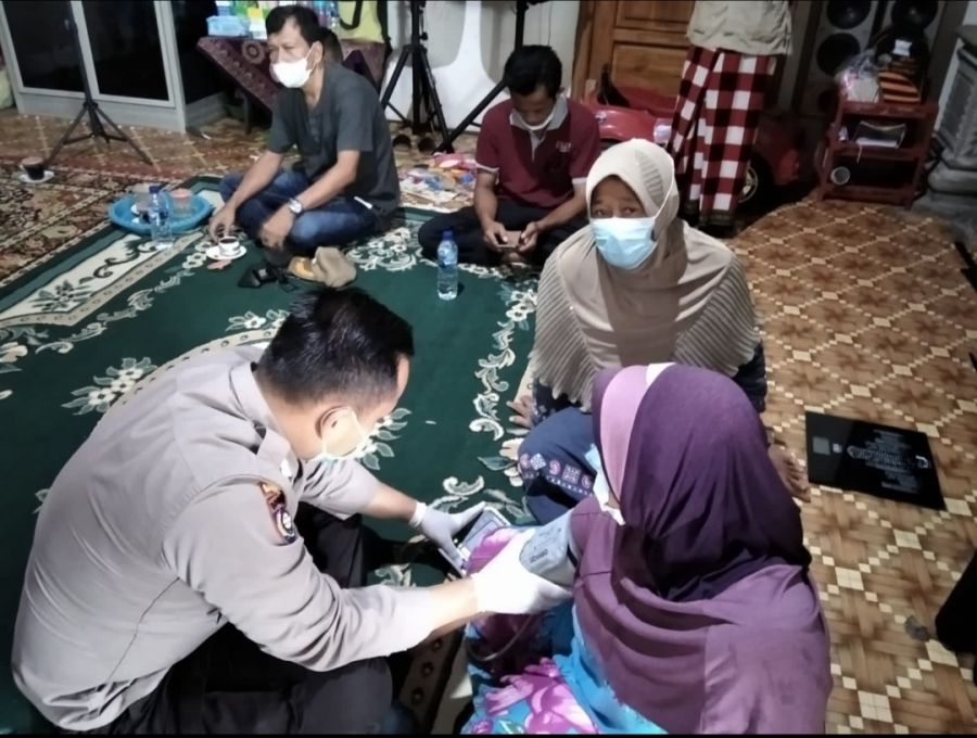 Percepat Layanan Vaksinasi, Bhabinkamtibmas Karangdinoyo Ikut Periksa Tensi Para Lansia