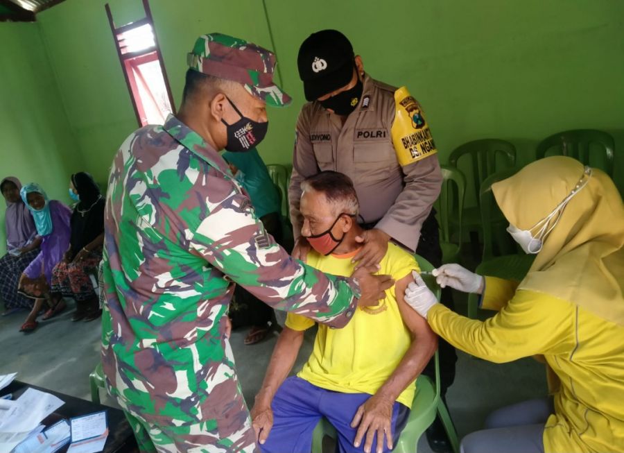 Percepat Vaksinasi, Polsek Sumberrejo Polres Bojonegoro Sasar Jamaah Shalat Jum
