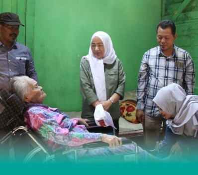 Perempuan Nomor Wahid di Bojonegoro Turun Gunung Serahkan Bantuan Kursi Roda & Sembako Kepada Warga