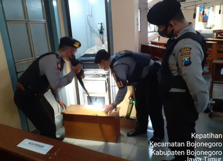Peringatan Kenaikan Isa Almasih, Polres Bojonegoro Gelar Sterilisasi Gereja