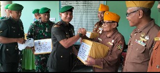 Peringati Hari Juang TNI AD ke 78 dan HUT ke 75 Kodam V/Brawijaya Kodim 0812/Lamongan Bagikan Bansos