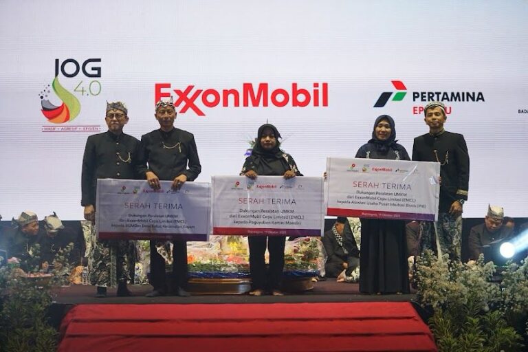 Peringati HJB Ke-346 PJ Bupati Bojonegoro Serahkan Bantuan Kepada UMKM dari EMCL