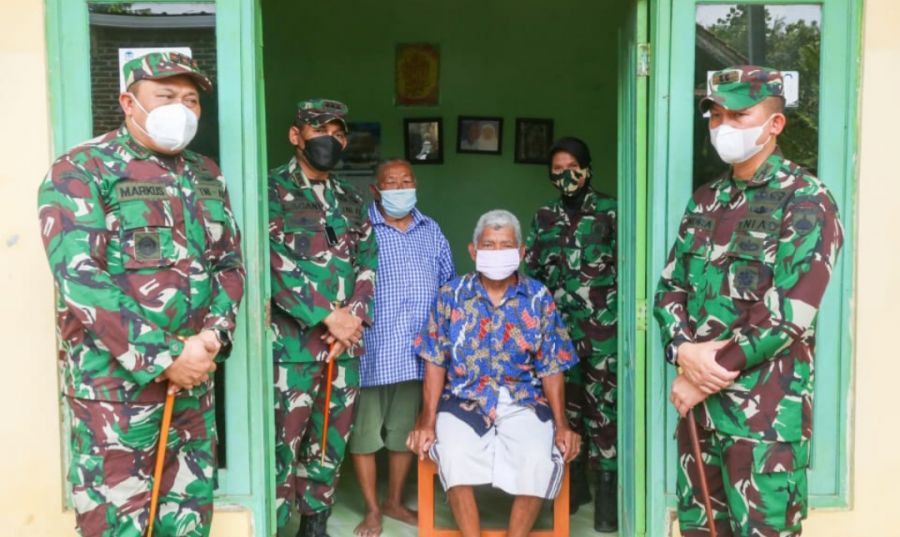 Peringati HUT Ke-76 TNI, Korem 071/Wijayakusuma Vaksinkan Lansia dan Disabilitas Door to Door serta