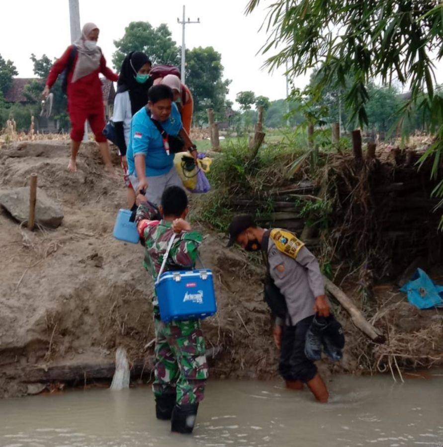 Perjuangan Petugas Vaksinasi di Bojonegoro, Menyeberangi Sungai