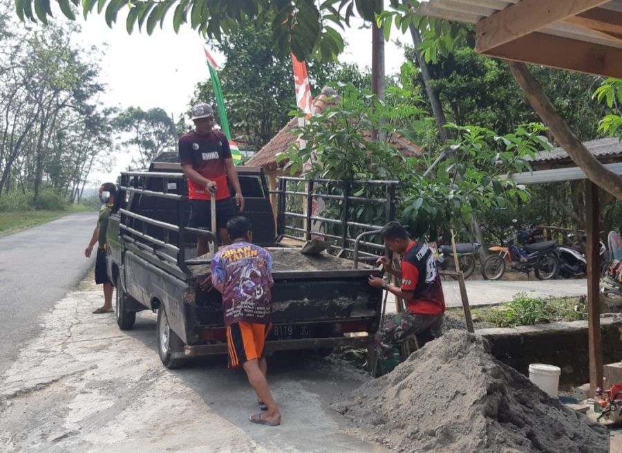 Perjuangan Satgas TMMD ke 114 langsir Material pasir ke titik lokasi RUTILAHU 