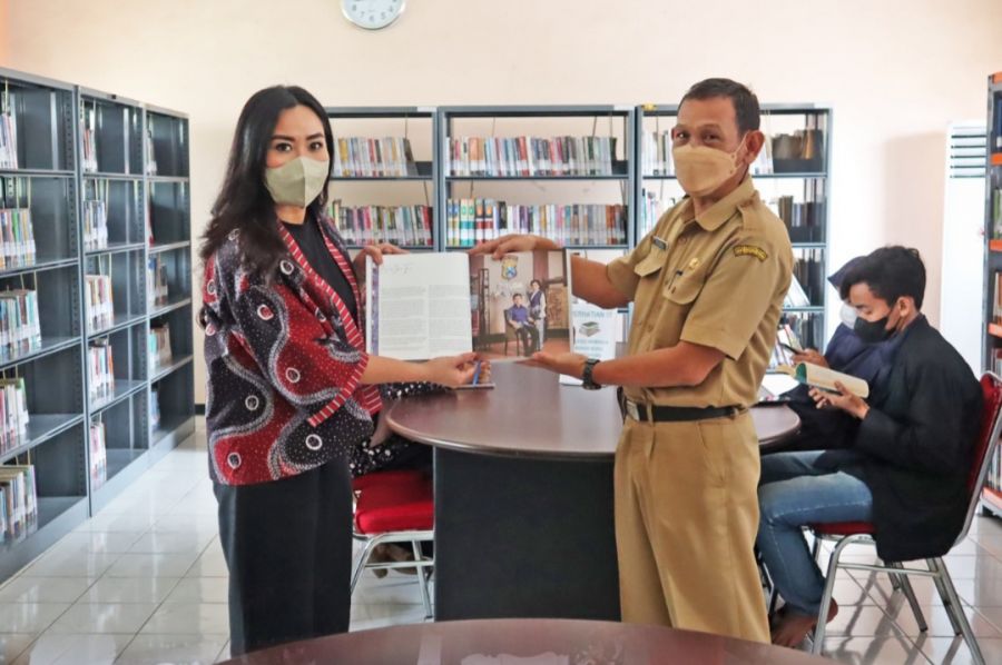 Perpusda Terima Hibah Buku tentang Batik dari Bhayangkari, 3 Motif Batik Bojonegoro Diulas 