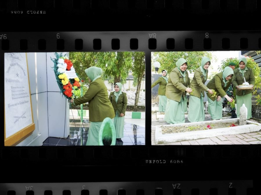 Persit KCK Kodim 0813 Bojonegoro Laksanakan Ziarah Rombongan dan Tabur Bunga