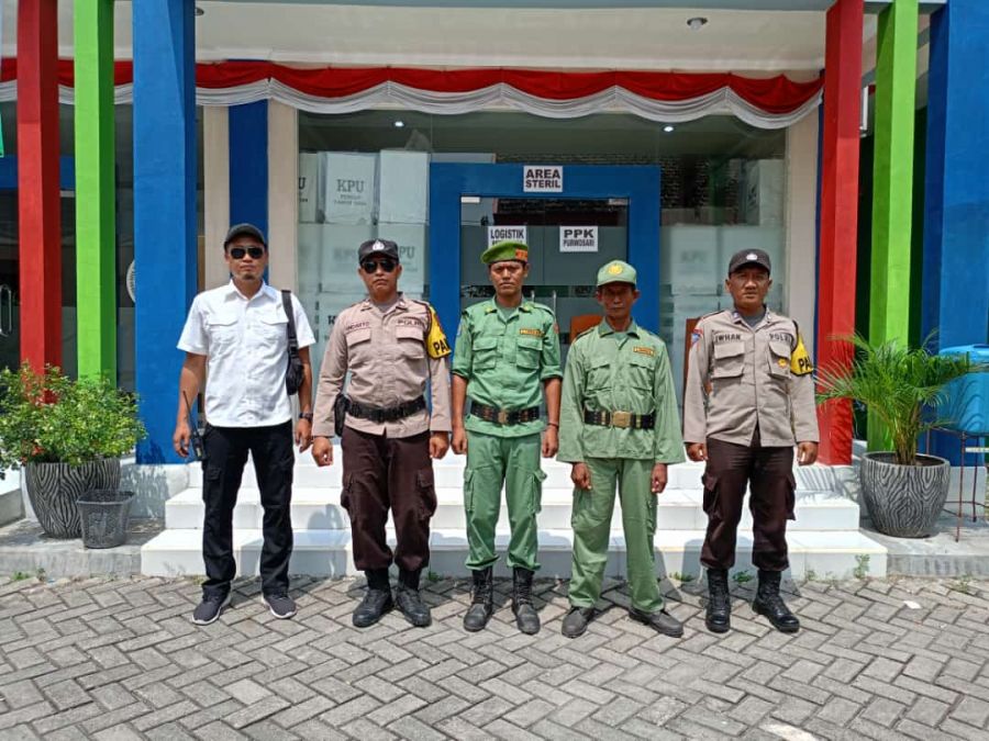 Personil Polsek Purwosari Jaga Keamanan Kantor PPK di Kantor Camat
