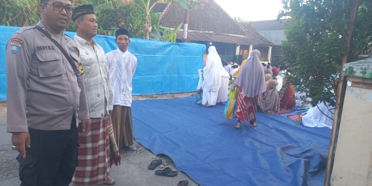 Personil Polsek Wonoasri, Polres Madiun, Polda Jatim Laksanakan Pengamanan Sholat Idul Adha 1444 H