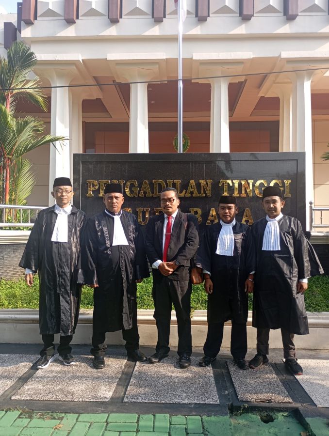 Perwakilan dari Desa Tunjung Disumpah Menjadi Advokad di Pengadilan Tinggi Surabaya