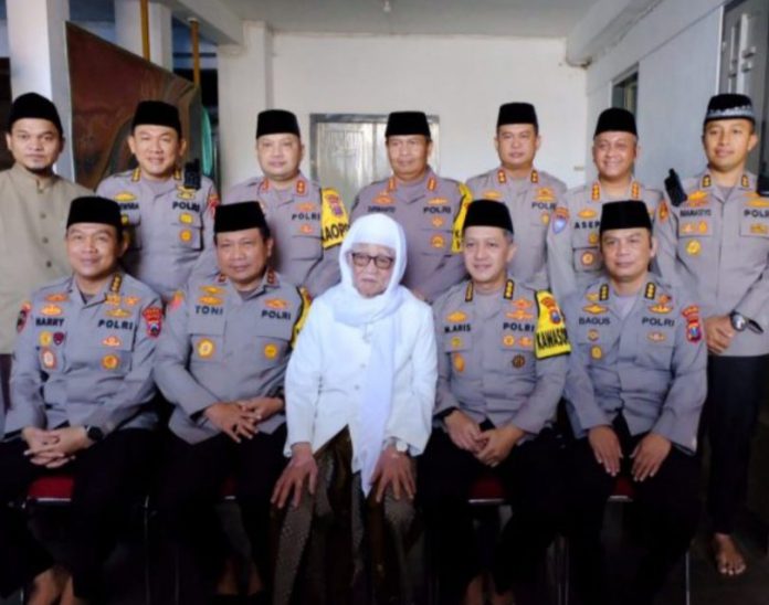 Pesan KH Anwar Mansyur Pengasuh Ponpes Lirboyo Untuk Polri Saat Pam ops Ketupat 2023