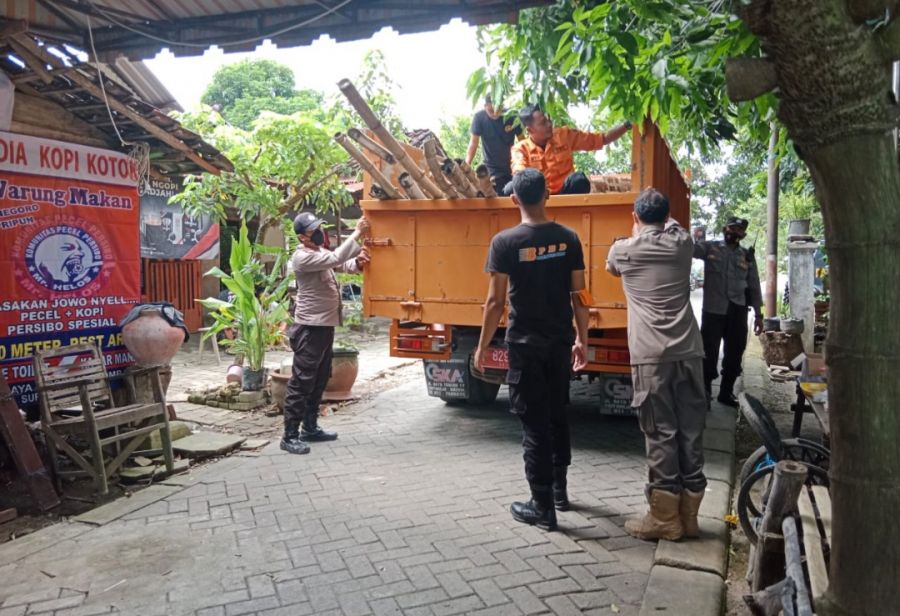Petugas Gabungan Beri Bantuan Penahan Longsor di Desa Kauman Bojonegoro