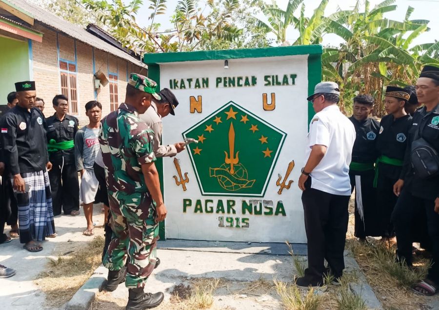 Petugas Gabungan di Temayang Bojonegoro Dampingi Pembongkaran Tugu Perguruan Silat di Desa Bakulan