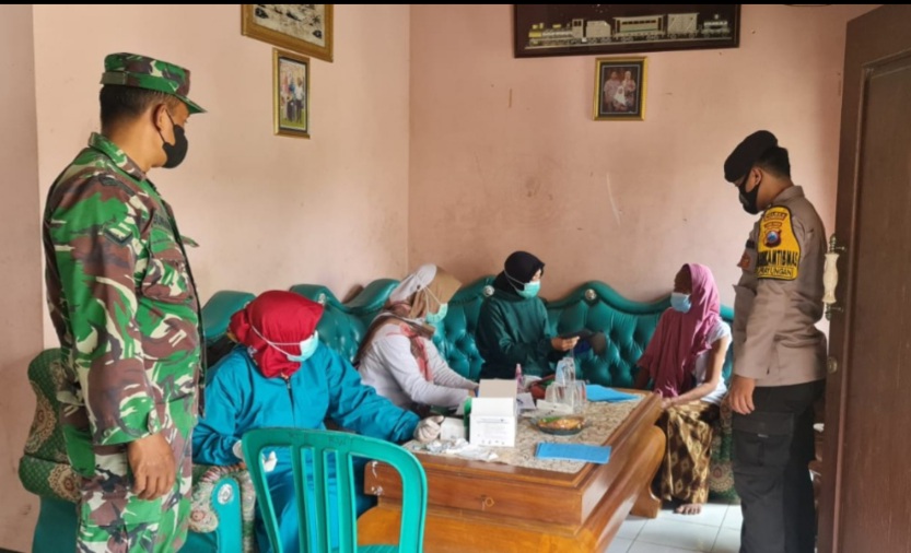 Petugas Gabungan Mulai Sasar Vaksinasi Bagi Lansia Dengan Door to Door