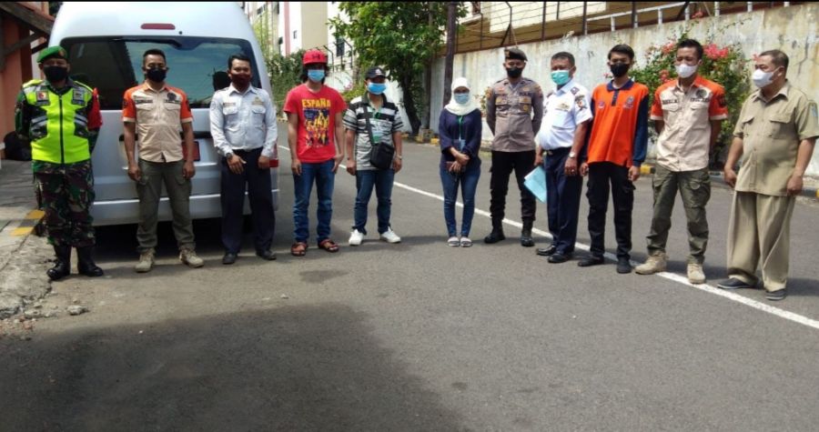 Petugas Gabungan Jemput Tiga PMI yang Selesai Jalani Masa Karantina