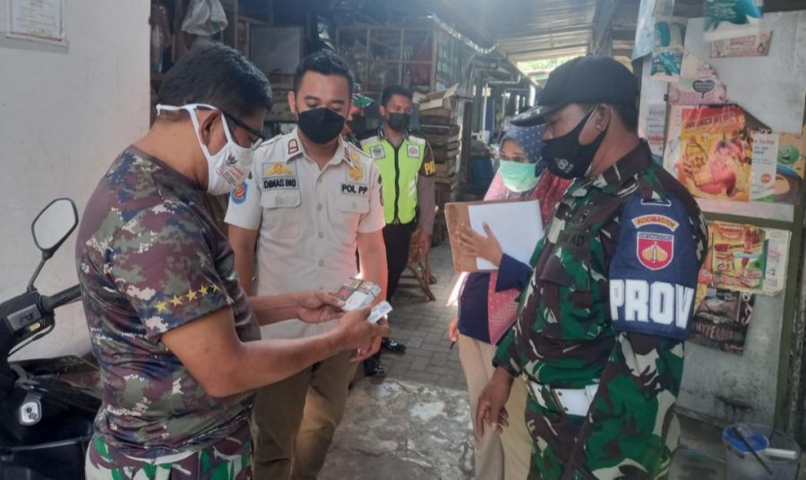 Petugas Gabungan Sidak Rokok Ilegal Di Pasar Tradisional