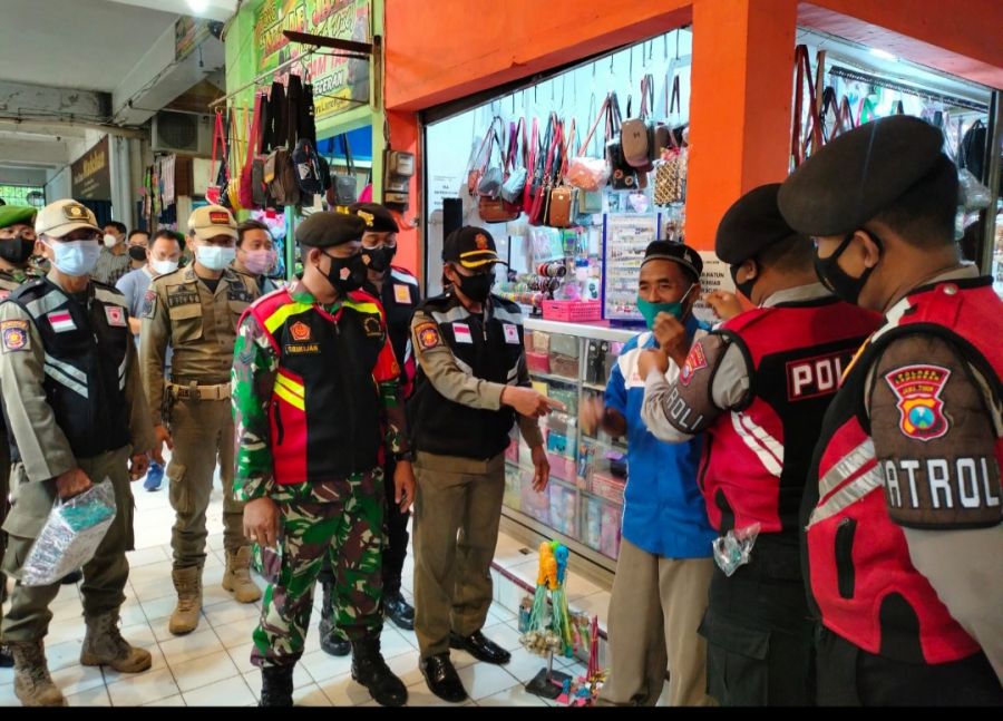 Petugas Gabungan Sisir Alun-alun Lamongan Dalam Pendisiplinan Protokol Kesehatan