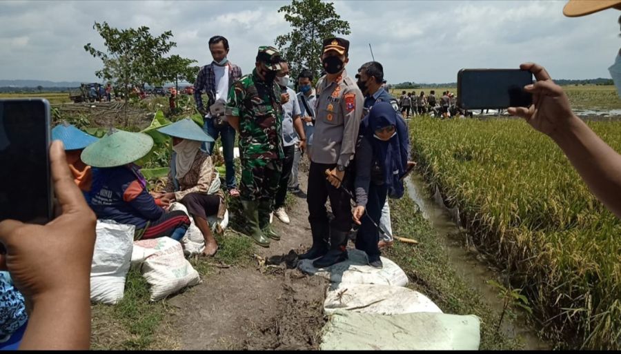 Petugas Gabungan TNI-Polri, Instansi Terkait Bersama Warga Perbaiki Tanggul Jebol di Bojonegoro