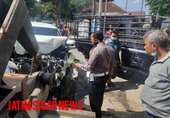 Pikap Yang Diparkir Seruduk Rolling Door Toko Beras karena Ditabrak Mobil CRV