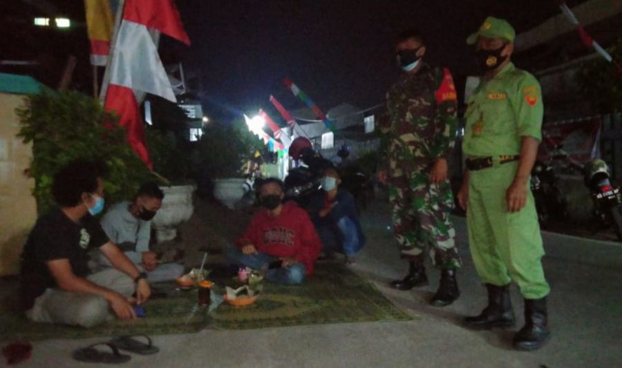 Piket Koramil 03 Serengan Patroli Malam Sambil Himbau Prokes 