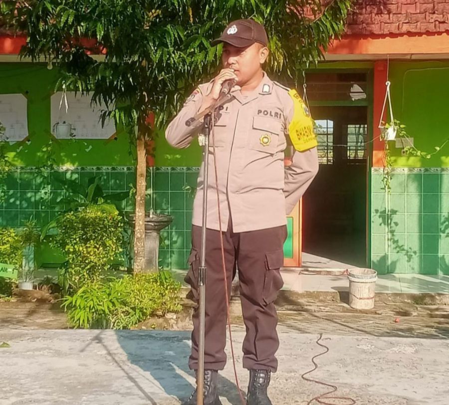 Pimpin Upacara Bendera di SMP N 2 Sumberrejo, Bhabinkamtibmas Ini Berikan Pesan Kamtibmas