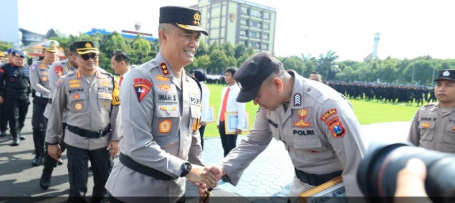 Pimpin Upacara Hari Kesadaran Nasional Kapolda Jatim Beri Penghargaan 35 Anggota Berprestasi