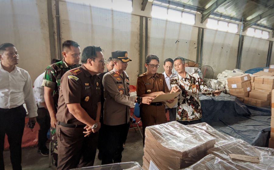 Pj Bupati Beserta Forkopimda Bojonegoro Sidak Gudang Logistik KPU Pastikan Pemilu 2024 Lancar