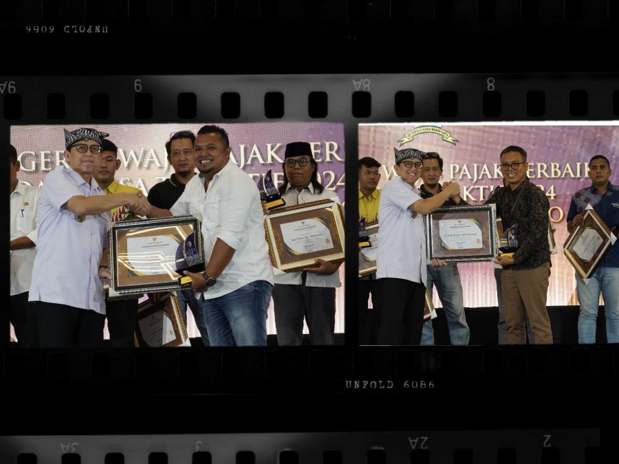 Pj Bupati Bojonegoro Beri Penghargaan Wajib Pajak Terbaik
