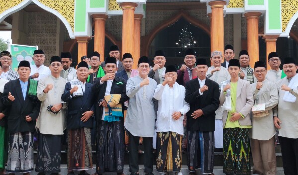 Pj Bupati Bojonegoro Laksanakan Sholat Idul Fitri Harapkan Momen Menumbuhkan Kepekaan Sosial