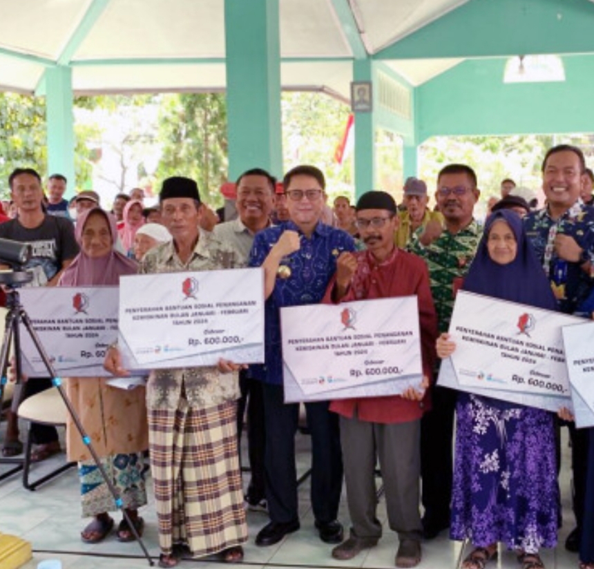 PJ Bupati Bojonegoro Salurkan Bansos Penangan Kemiskinan Bantu Warga Jelang Ramadan