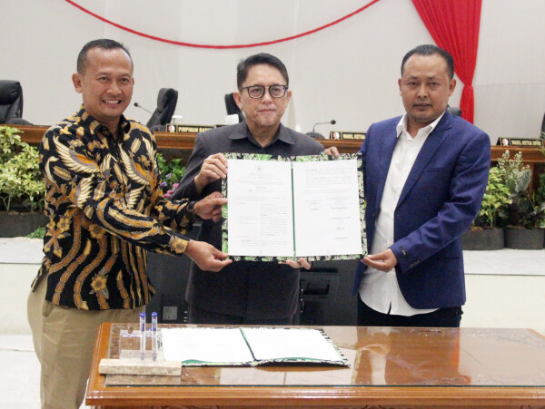 Pj Bupati Bojonegoro Tandatangani Penetapan Raperda RPJPD 2025-2045 Jadi Pedoman Pembangunan