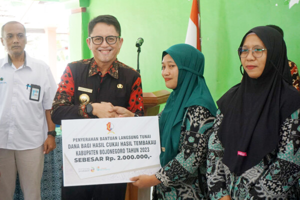 PJ Bupati Hadiri Lounching Bantuan Serahkan BLT DBHCT dan Bansos Penanganan Kemiskinan Ekstrem